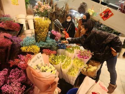 99支玫瑰卖到千元？情人节“浪漫经济”升温
