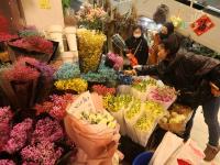 99支玫瑰卖到千元？情人节“浪漫经济”升温
