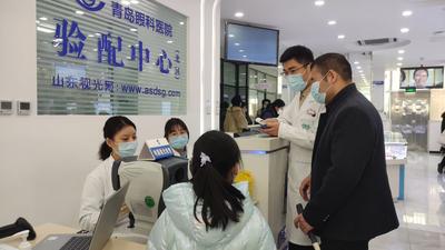 “放心吧，孩子双眼很健康”！爱心市民陪同视障人士一家三口就医