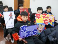 拼搏过就是英雄！青岛短道速滑小队员为他们呐喊