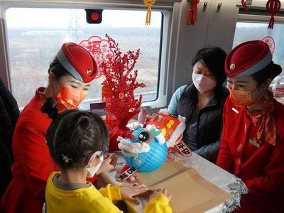 猜灯谜、做元宵、制花灯……今天，G244次列车上真热闹！