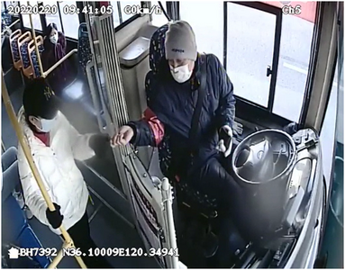 帮忙推车、清理路障、代付车费……青岛司机接二连三做好事传递城市温情