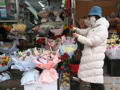 99支玫瑰卖到千元？情人节“浪漫经济”升温
