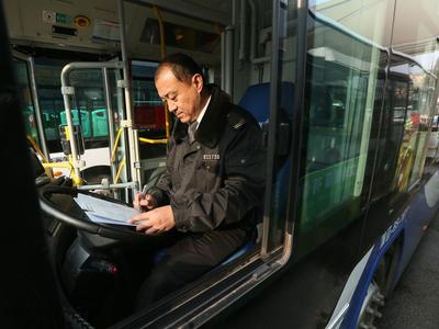 致敬公交人，温暖总在路上：有一种年味叫坚守③