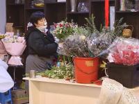 99支玫瑰卖到千元？情人节“浪漫经济”升温
