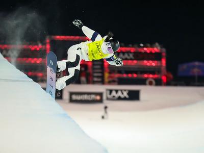 中国选手蔡雪桐、刘佳宇、邱冷晋级北京冬奥会单板滑雪女子U型场地技巧决赛