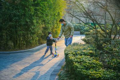 中山公园快镜：孩子在东风里撒欢|早春信号②