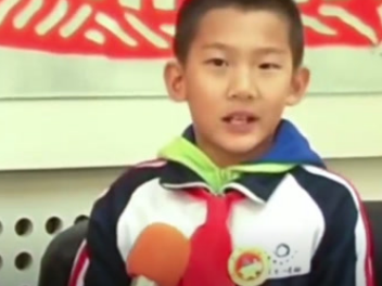 可可爱爱！苏翊鸣小学播音腔式接受采访