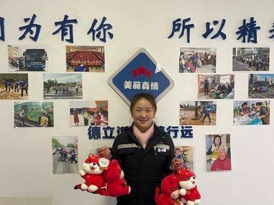 青岛8岁女孩给公交驾驶员送来虎年玩偶，背后故事太暖心