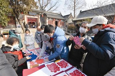 “这股浓浓年味，我们‘看’到了”……“爱的邀约”志愿者陪伴视障人士逛庙会