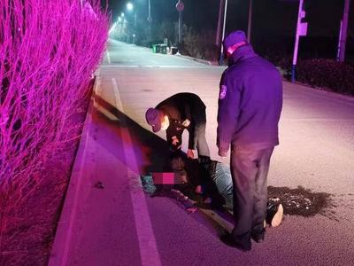 喝酒莫贪杯！醉酒酣睡街头，青岛公安及时救助两名醉酒男子