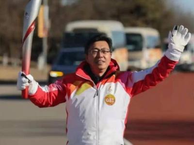 青岛大学校友作为冬奥会第81棒火炬手，在奥林匹克公园传递火炬