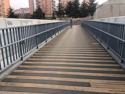 记者回访|过街天桥增设“天眼” 游商浮贩不见踪影