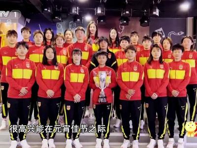 泪目！中国女足齐声合唱《风雨彩虹铿锵玫瑰》