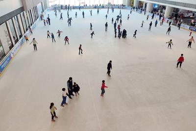 青岛“后冬奥”镜头：冰场“卧虎藏龙”，萌娃炫技