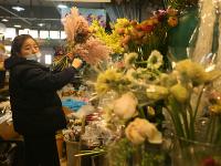 99支玫瑰卖到千元？情人节“浪漫经济”升温
