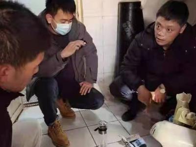 被抓时竟然搂着偷来的挎包睡觉，城阳警方“雷霆”出击破获多起盗窃案