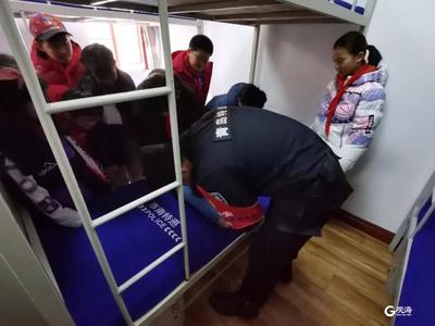 叠“豆腐块”、练擒敌拳、学安全知识……警营开放日，体验别样“警”彩