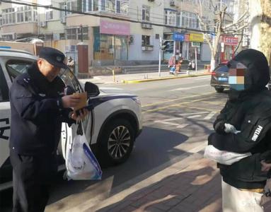 巡逻在岗，寒冬街头的暖心“警”色