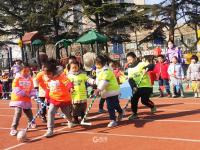 幼儿园举办“小小冬奥会” ？娃娃选手感受冰雪乐趣