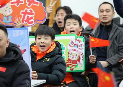 拼搏过就是英雄！青岛短道速滑小队员为他们呐喊