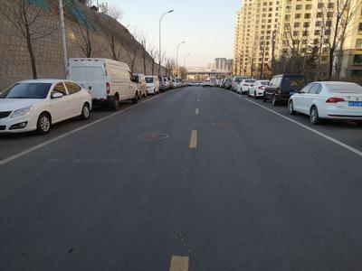 记者回访ￜ清泉路路中央乱停车已有改观 市民出行更便捷