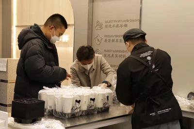 最好喝的一个！山科大师生捐款为防疫人员送奶茶