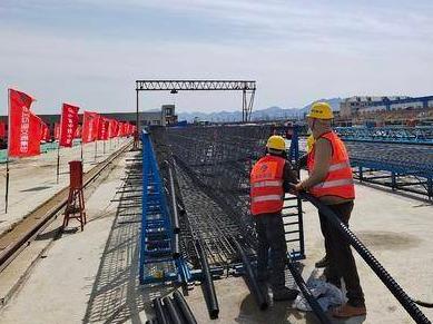 向年底通车冲刺！驻青央企承建的烟台一快速路项目首梁浇筑完成