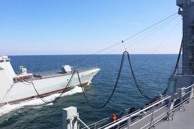 跨昼夜补给！“航母奶妈”与万吨大驱同框现身