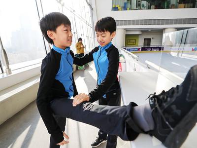 多图实拍！走进青岛双胞胎“冰上雪王子”