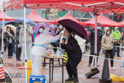 细雨中的核酸检测现场：我们坚信“风雨后见彩虹”