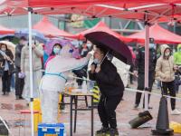 细雨中的核酸检测现场：我们坚信“风雨后见彩虹”