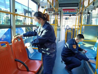 公交夫妻档协力抗疫，共筑安全“三八”妇女节