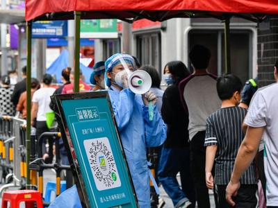 梁万年：近期疫情频发不等于防疫策略无效，判断“大号流感”为时过早