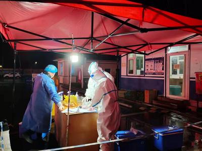 雨夜中的感人一幕！莱西检测人员坚守一线