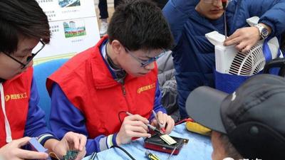 青岛百万中小学生学雷锋活动贯穿全年