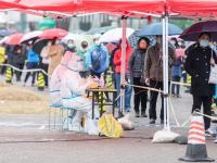细雨中的核酸检测现场：我们坚信“风雨后见彩虹”