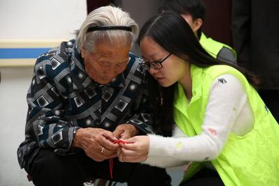 一抹“春晖”——石大学子续写新时代的雷锋故事三十年！