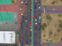 细雨中的核酸检测现场：我们坚信“风雨后见彩虹”