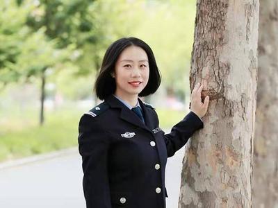 头顶国徽守望深水港，走进董家口边检站的国门女警