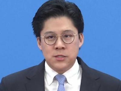 霍启刚鞠躬感谢全国人民帮香港