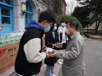 暖胃更暖心，青科大为3.4万名学生配发“防疫餐盒”