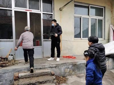 上网课家里没网络怎么办？这所学校的老师抱着电脑送进村，“一个也不掉队”