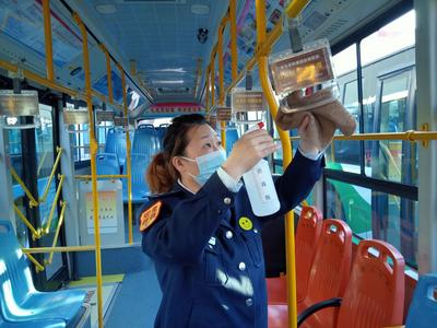 公交夫妻档协力抗疫，共筑安全“三八”妇女节
