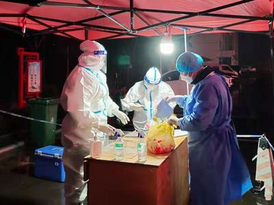 雨夜中的感人一幕！莱西检测人员坚守一线