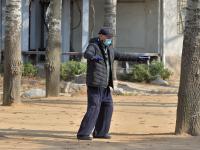 戴口罩、不扎堆……实拍沧口公园锻炼者：谢谢自律的你