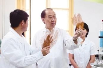 青岛“向海问药”的半个世纪