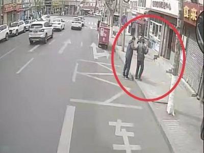 运行的公交车突然停下，一车人却静静等待，原来……