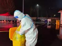 雨夜中的感人一幕！莱西检测人员坚守一线