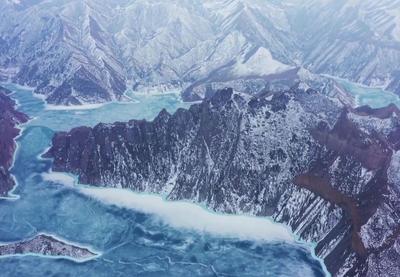 惊艳！新疆出现神秘绝美的蓝色湖面